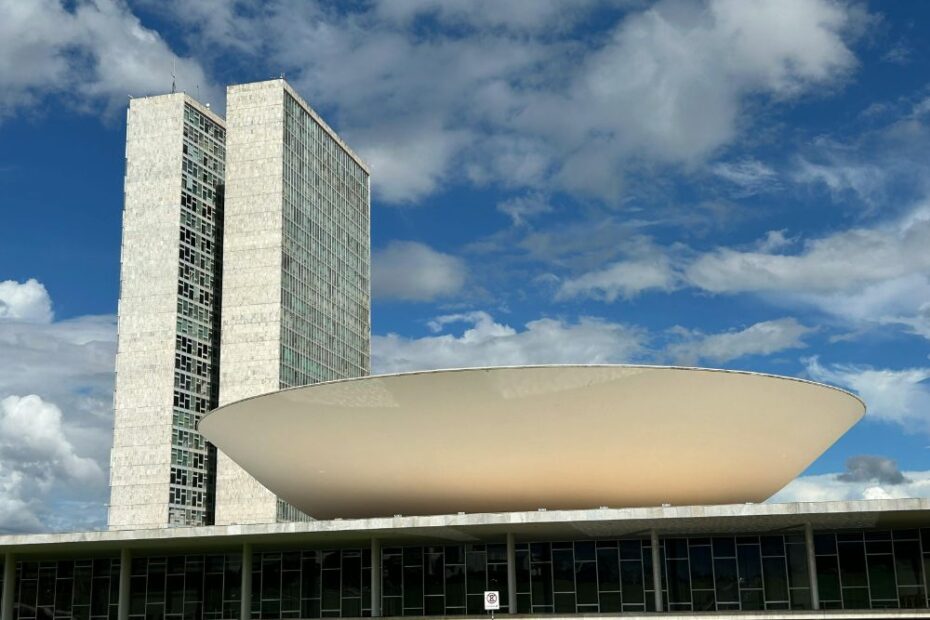 Congresso Nacional em Brasília, representando a organização dos poderes no Brasil e a separação entre Executivo, Legislativo e Judiciário.